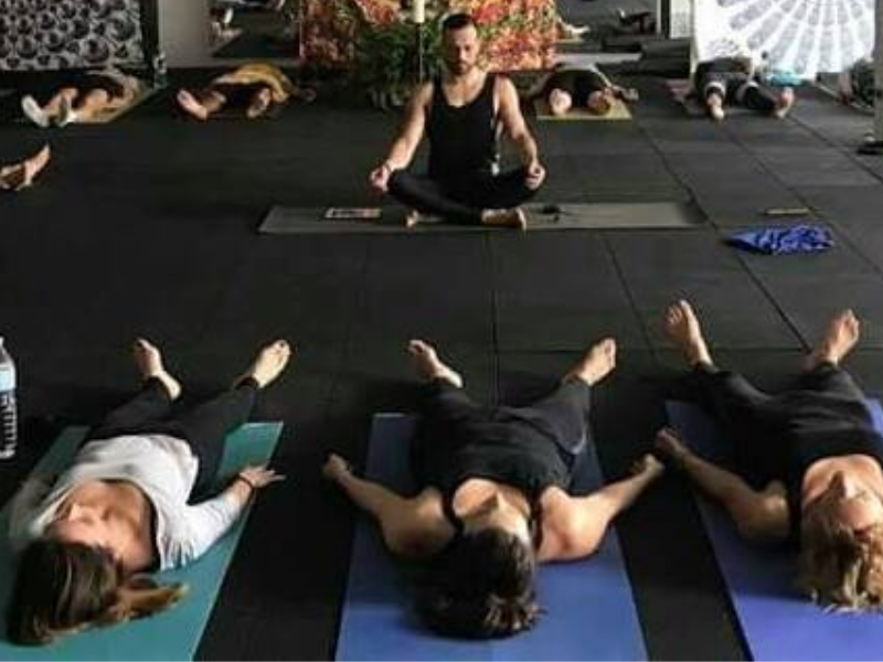 yoga loves everyone contacto